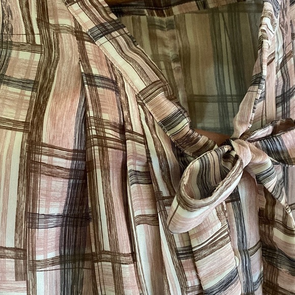 GAP Silk like sleeveless blouse. Pink grey tan print. - Picture 4 of 7